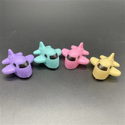 かわいいプラスチック製の飛行機のプルバックカー